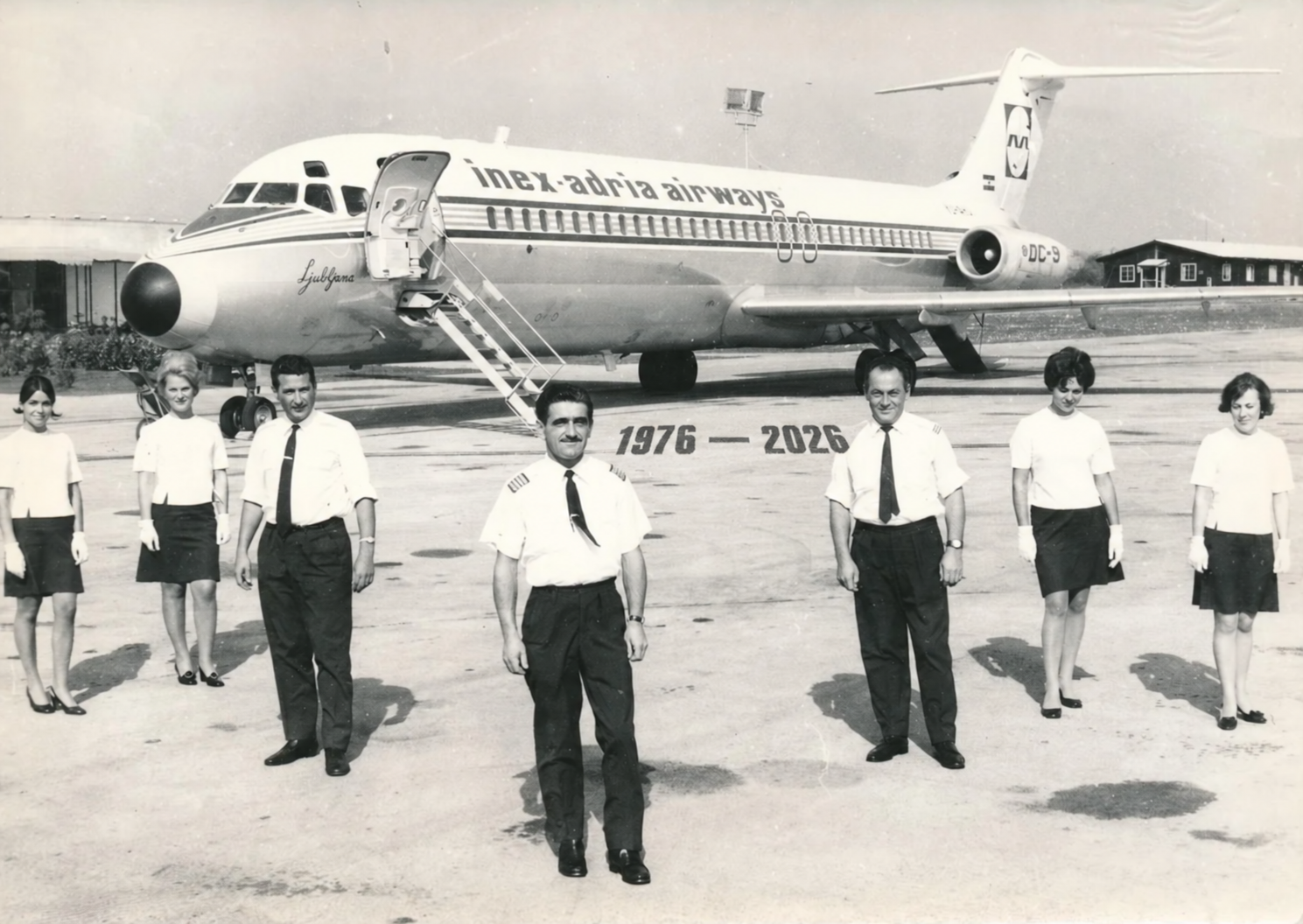 Historische Aufnahme eines Inex-Adria-Flugzeugs mit Besatzung am Flughafen
